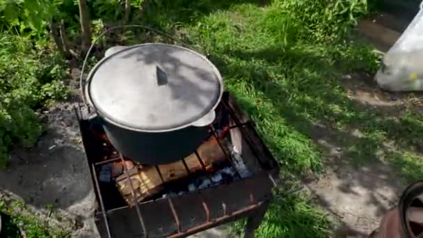 Large Cauldron Lid Fire Big Vat Food Cooking Campfire Cast — Vídeo de Stock