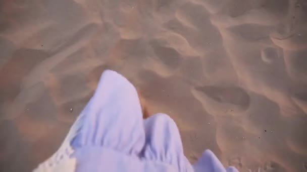 Close Female Feet Walking Golden Sand Beach Slender Legs Young — Vídeo de stock