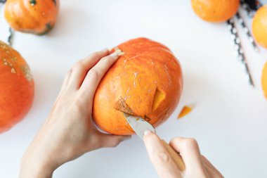 31 Ekim Cadılar Bayramı. Adım adım bir balkabağı oyma işlemi. Yukarıdan görüntüle