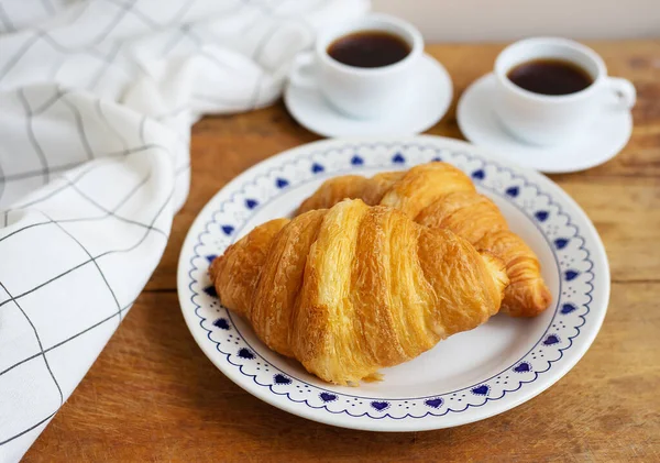 ベッドでの朝食 新鮮なクロワッサンと木製のトレイにコーヒーカップ おはようございます — ストック写真