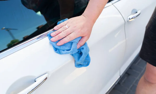 Car Wash Man Wipes Saw Car His Rag Hand Wash — Stock Fotó