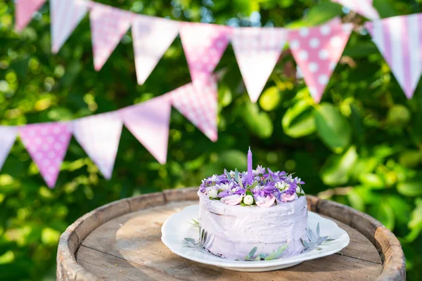 Very Beautiful Bento Cake Purple Veri Peri Matthiola Flowers Green — ストック写真