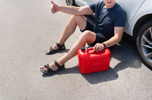Sofőr Egy Üres Tartályban Akar Tankolni Egy Üres Piros Tartályban — Stock Fotó
