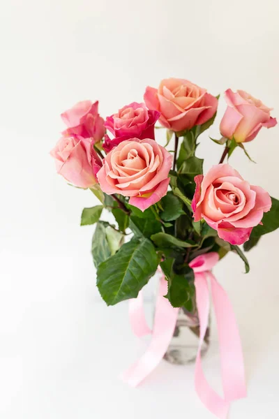 Beautiful Bright Pink Red Roses Flowers Vase Side View Vertical — Foto de Stock