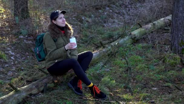 Beautiful Girl Backpack Drinks Tea Thermos Forest Sitting Log Woman — Vídeo de Stock