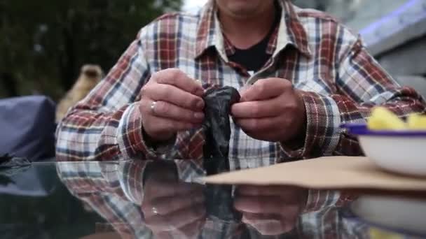 Pria Yang Memakai Sarung Tangan Hitam Seorang Pria Dengan Kemeja — Stok Video