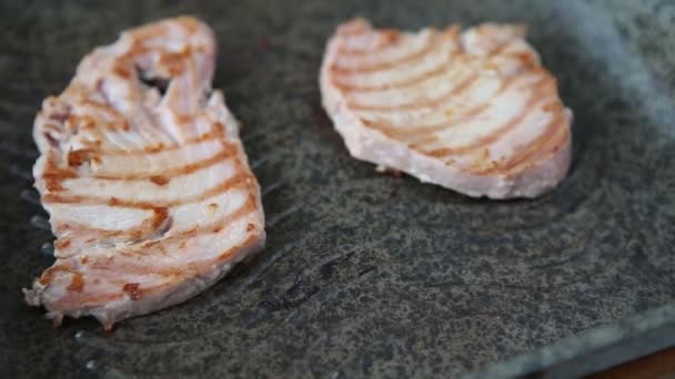 Twee Plakjes Tonijnsteaks Worden Gebakken Een Geribbelde Grillpan Met Hete — Stockvideo