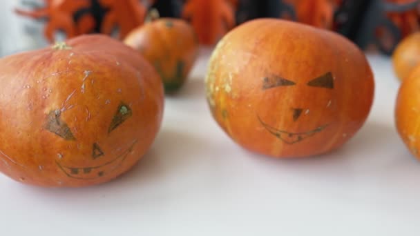 Pintado Miedo Calabazas Halloween Feliz Divertido Con Diferentes Expresiones Faciales — Vídeo de stock