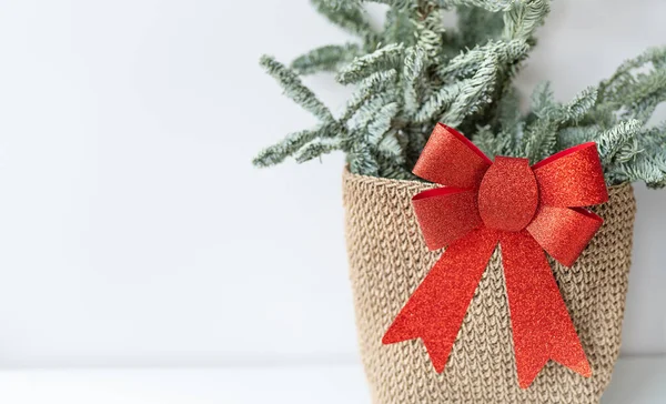Prachtige Kleine Kerstboom Houten Tafel Gelukkig Humeur Garland Lamp Bokeh — Stockfoto
