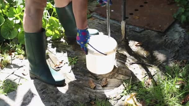 Una Mujer Con Guantes Botas Goma Saca Agua Cubo Plástico — Vídeos de Stock