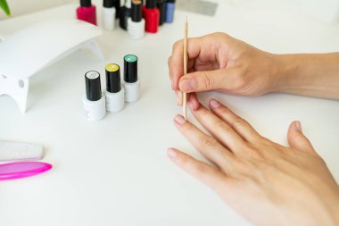 Evde tırnaklarını jöleyle kaplamak, kendi efendin, tırnaklarını temizlemek. Profesyonel el bakımı, spa.