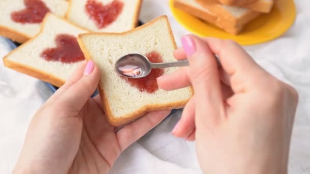 Φέτα Ψωμί Μαρμελάδα Φράουλα Σχήμα Καρδιάς Στο Χέρι Του Κοριτσιού — Αρχείο Βίντεο