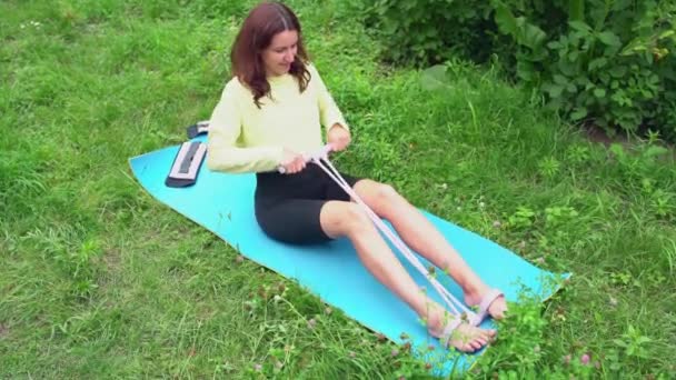 Tânără Femeie Fitness Atractivă Care Folosește Bandă Cauciuc Care Exercită — Videoclip de stoc