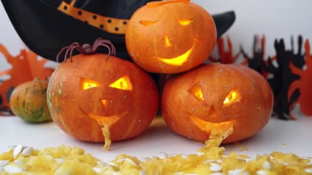 Glödande Skrämmande Glad Och Rolig Halloween Pumpor Olika Ansiktsuttryck För — Stockvideo