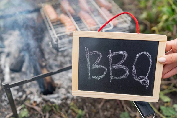 Iscrizione Barbecue Piatto Nero Fuoco Sullo Sfondo Una Griglia Griglia — Foto Stock