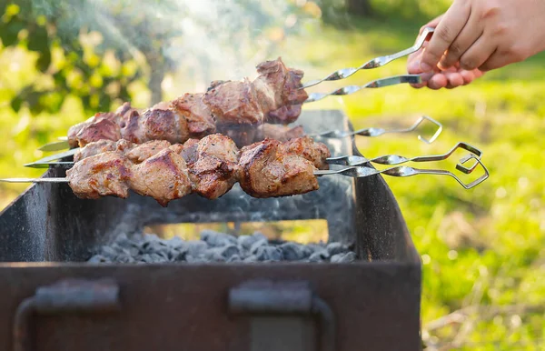 Matlagning Shish Kebab Grillen Med Rök Vänder Mannen Spett Färskt — Stockfoto