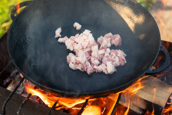 Matlagning Kött Ister Bacon Gjutjärnspanna Med Rök Färskt Kött Grillat — Stockfoto