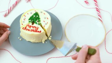 Spatulalı kadın eli bayram için küçük bir bento keki alıyor. Kız, üzerinde 