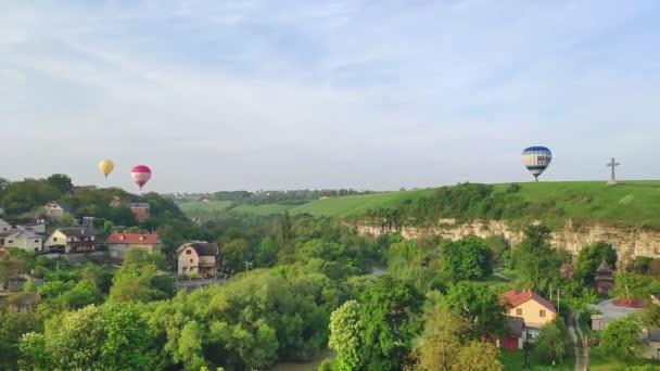 カマニエツ ポディルスキー ウクライナ 2021年5月14日 気球年次ショーと気球の祭り 美しい明るい色の風船自然や家の上の観光客や住民の喜び背景 — ストック動画