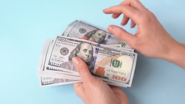 Γυναίκα Χέρια Κρατώντας Και Μετρώντας Εκατό Δολάρια Χαρτονομίσματα Μπλε Φόντο — Αρχείο Βίντεο