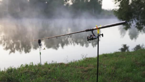 Uma Vara Pesca Com Carretel Que Gotas Orvalho Penduradas Fica — Vídeo de Stock