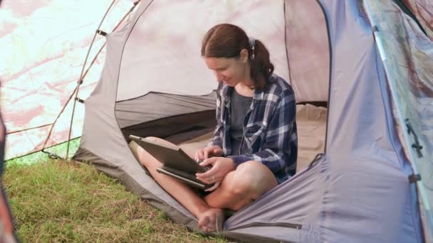 Genç Bayan Turist Çadırda Oturuyor Konferansta Ekibe Brifing Veriyor Uzaktan — Stok video