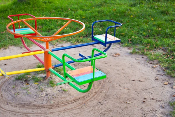 Playground Brilhante Balanços Muitas Crianças Diferentes Parque Bonito Acolhedor Para — Fotografia de Stock