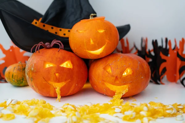 Oktober Feiertags Halloween Das Geschnitzte Gesicht Eines Kürbisses Auf Orange — Stockfoto