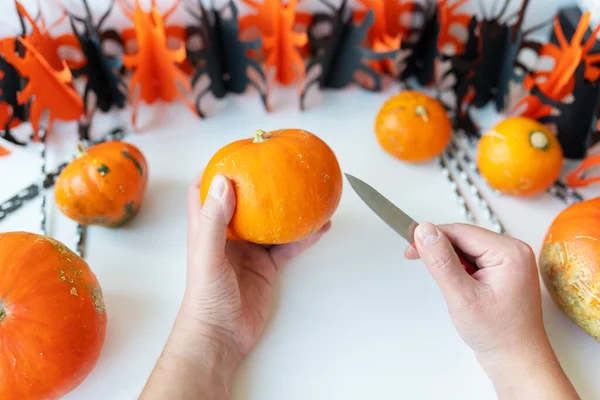 Halloween Octubre Proceso Paso Paso Tallar Una Calabaza Vista Desde —  Fotos de Stock