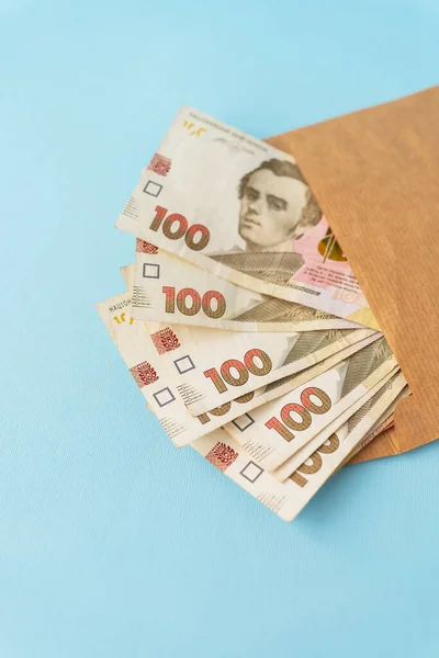 Alijo Dinero Billetes 100 Hryvnia Saliendo Sobre Sobre Sobre Fondo — Foto de Stock