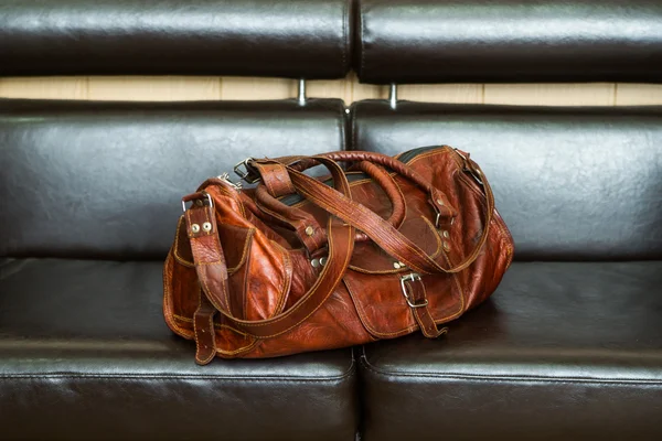 lüks seyahat deri çanta siyah deri koltukta izole