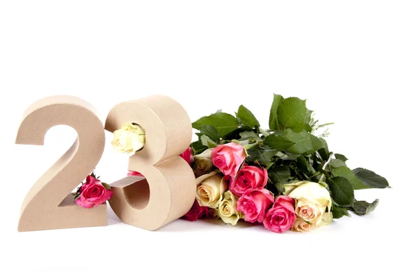 Leeftijd in cijfers op een bed van rozen — Stockfoto