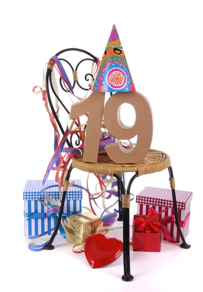 Feliz aniversário com a idade em números em um humor de festa — Fotografia de Stock