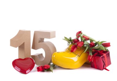 rijpe biologische aardbei op witte achtergrond met kleine mand