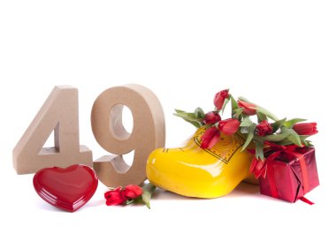 rijpe biologische aardbei op witte achtergrond met kleine mand