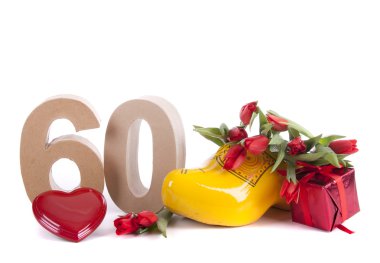 rijpe biologische aardbei op witte achtergrond met kleine mand