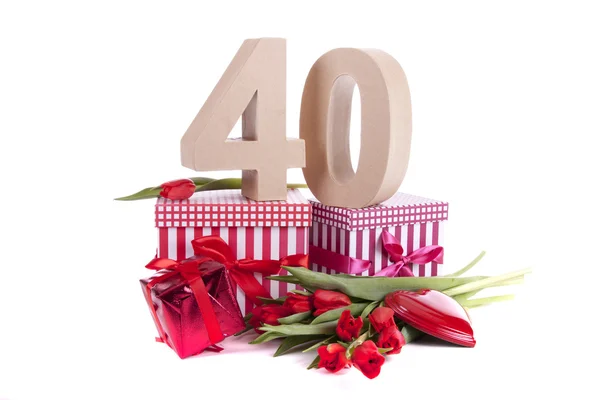 赤いチューリップのベッドの上のパーティー気分で数字の年齢 — ストック写真