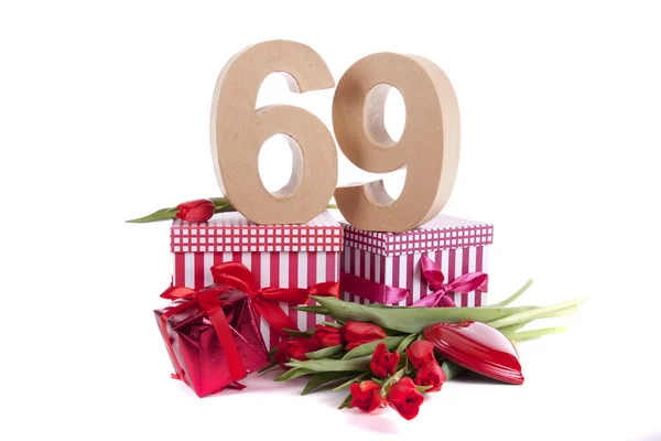 Wiek w liczbach w nastrój stron na łóżku czerwone tulipany — Zdjęcie stockowe