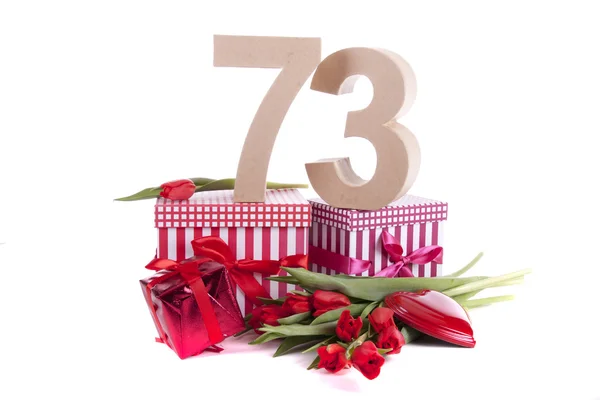Wiek w liczbach w nastrój stron na łóżku czerwone tulipany — Zdjęcie stockowe