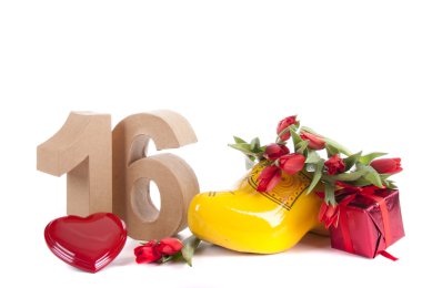 rijpe biologische aardbei op witte achtergrond met kleine mand