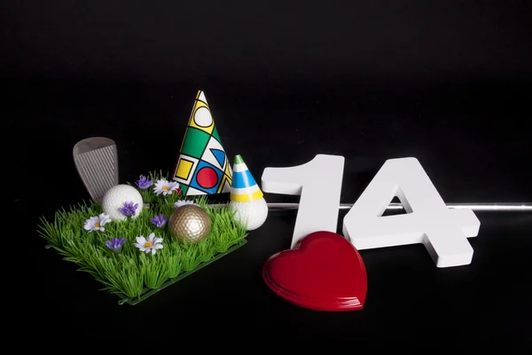 Un club de golf y una pelota de golf en una paz artificial de césped para ser utilizado como tarjeta de cumpleaños — Foto de Stock