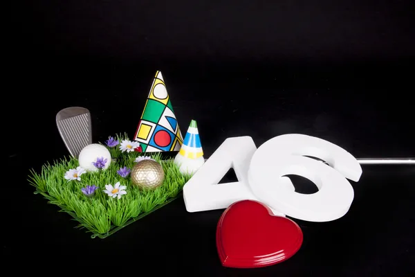 Un club de golf y una pelota de golf en una paz artificial de césped para ser utilizado como tarjeta de cumpleaños — Foto de Stock