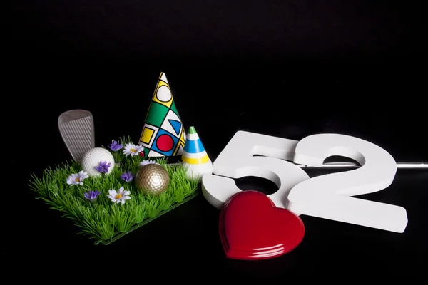 Un club de golf y una pelota de golf en una paz artificial de césped para ser utilizado como tarjeta de cumpleaños — Foto de Stock