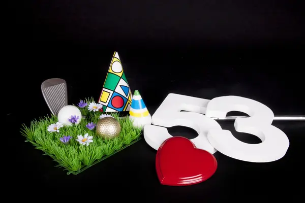 Un club de golf y una pelota de golf en una paz artificial de césped para ser utilizado como tarjeta de cumpleaños —  Fotos de Stock