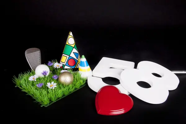 Клюшка для гольфа и мячик для гольфа на искусственном травяном тишине, которые будут использоваться в качестве открытки на день рождения — стоковое фото