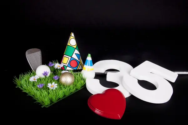 En golf club och golfboll på en konstgjord fred gräs som ska användas som ett födelsedagskort — Stockfoto