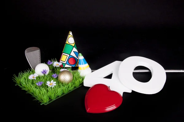Una mazza da golf e una pallina da golf su una pace artificiale d'erba da usare come biglietto di compleanno — Foto Stock
