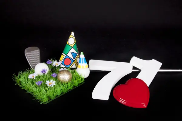 Una mazza da golf e una pallina da golf su una pace artificiale d'erba da usare come biglietto di compleanno — Foto Stock