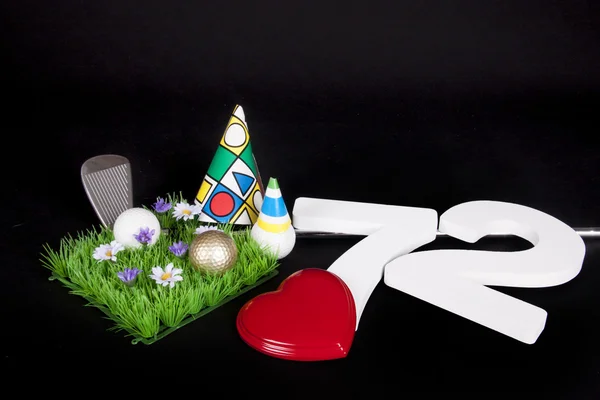 Einen Golfschläger und einen Golfball auf einem Kunstrasen, der als Geburtstagskarte verwendet werden kann — Stockfoto