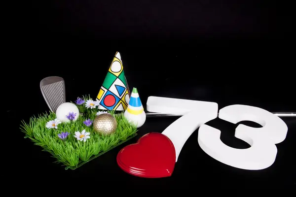 Golfový klub a golfový míček na umělé míru trávy jako narozeninám — Stock fotografie